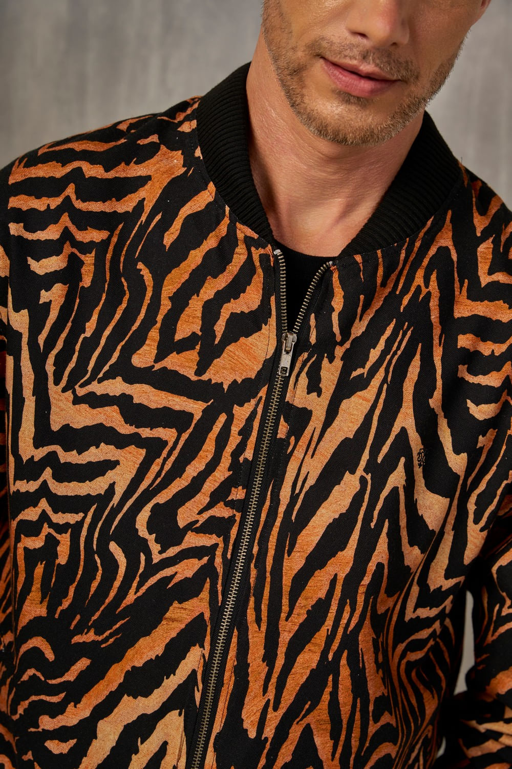 Jaqueta Bomber Estampada Marrom