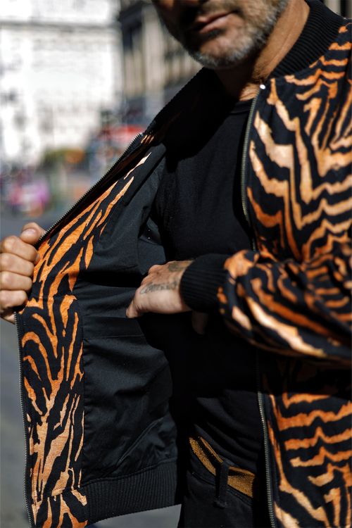 Jaqueta Bomber Estampada Marrom